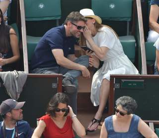 Hilary Swank feet photo thumbnail