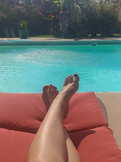 Rebecca Berardi feet photo thumbnail