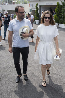 Hilary Swank feet photo thumbnail