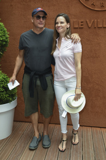 Hilary Swank feet photo thumbnail