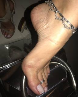 Karin Klemp feet photo thumbnail