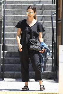 Jessica Alba feet photo thumbnail