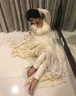 Mouni Roy feet photo thumbnail