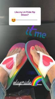 Tori Spelling feet photo thumbnail