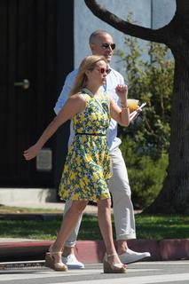 Reese Witherspoon feet photo thumbnail