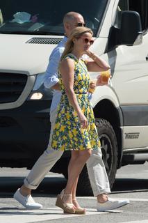 Reese Witherspoon feet photo thumbnail