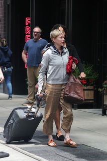 Michelle Williams feet photo thumbnail