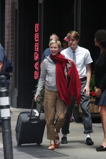 Michelle Williams feet photo thumbnail