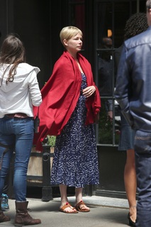 Michelle Williams feet photo thumbnail