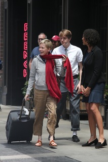 Michelle Williams feet photo thumbnail
