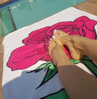 Cláudia Citroni feet photo thumbnail