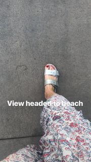 Elizabeth Banks feet photo thumbnail