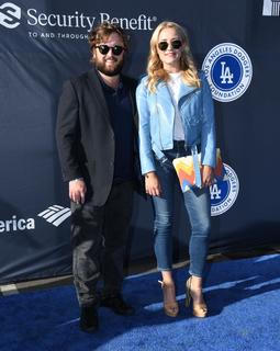 Emily Osment feet photo thumbnail