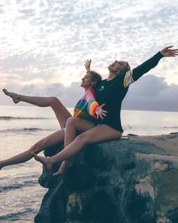 Bella Thorne feet photo thumbnail