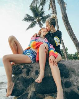 Bella Thorne feet photo thumbnail