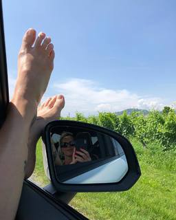 Federica Pellegrini feet photo thumbnail