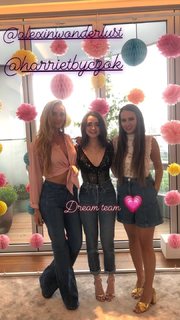 Maisie Williams feet photo thumbnail