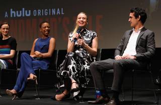 Yvonne Strahovski feet photo thumbnail