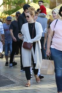 Julianne Hough feet photo thumbnail