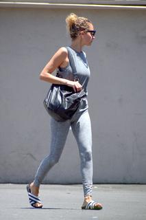 Nicole Richie feet photo thumbnail