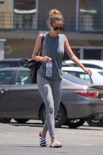 Nicole Richie feet photo thumbnail