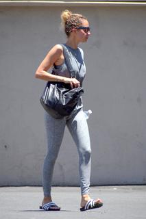 Nicole Richie feet photo thumbnail