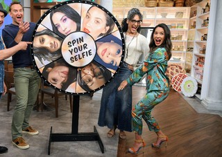 Olivia Munn feet photo thumbnail
