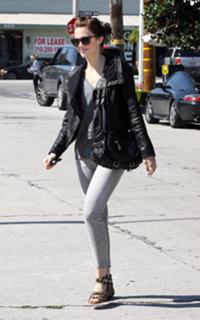 Mandy Moore feet photo thumbnail