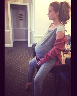Kate Beckinsale feet photo thumbnail