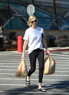 Charlize Theron feet photo thumbnail