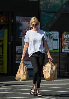 Charlize Theron feet photo thumbnail