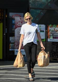 Charlize Theron feet photo thumbnail
