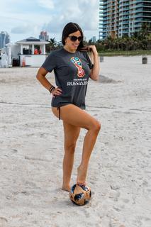 Claudia Romani feet photo thumbnail