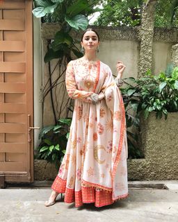 Alia Bhatt feet photo thumbnail