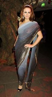 Elizabeth Hurley feet photo thumbnail