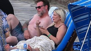 Tori Spelling feet photo thumbnail
