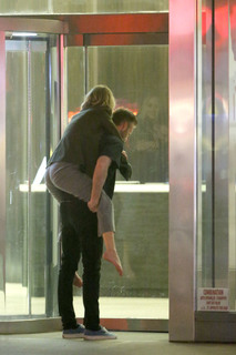 Jennifer Lawrence feet photo thumbnail