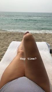 Elizabeth Banks feet photo thumbnail