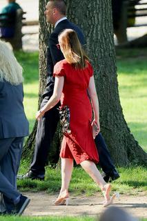 Anne Hathaway feet photo thumbnail