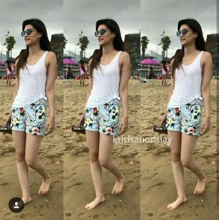 Kriti Sanon feet photo thumbnail