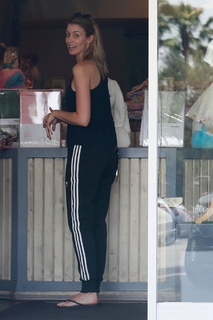 Paige Butcher feet photo thumbnail