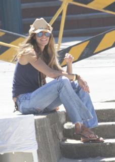 Elle Macpherson feet photo thumbnail