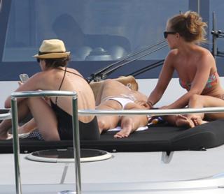 Elle Macpherson feet photo thumbnail