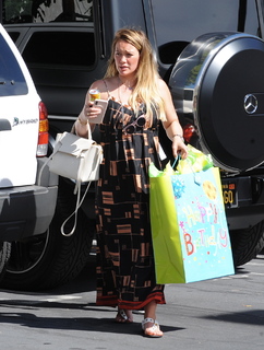 Hilary Duff feet photo thumbnail