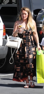 Hilary Duff feet photo thumbnail
