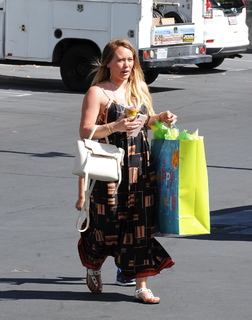 Hilary Duff feet photo thumbnail