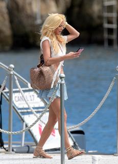 Victoria Silvstedt feet photo thumbnail