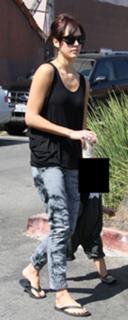 Jessica Alba feet photo thumbnail