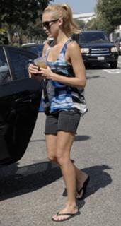 Jessica Alba feet photo thumbnail
