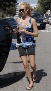 Jessica Alba feet photo thumbnail